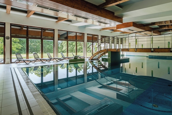 Sisäuima-allas avoinna 7.00–23.00, aurinkotuoleja