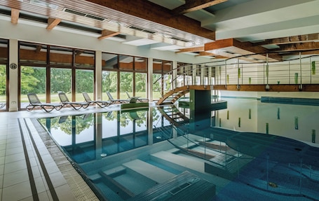 Indoor pool, open 7:00 AM to 9:00 PM, pool cabanas (surcharge). Dwór Kombornia Folwark