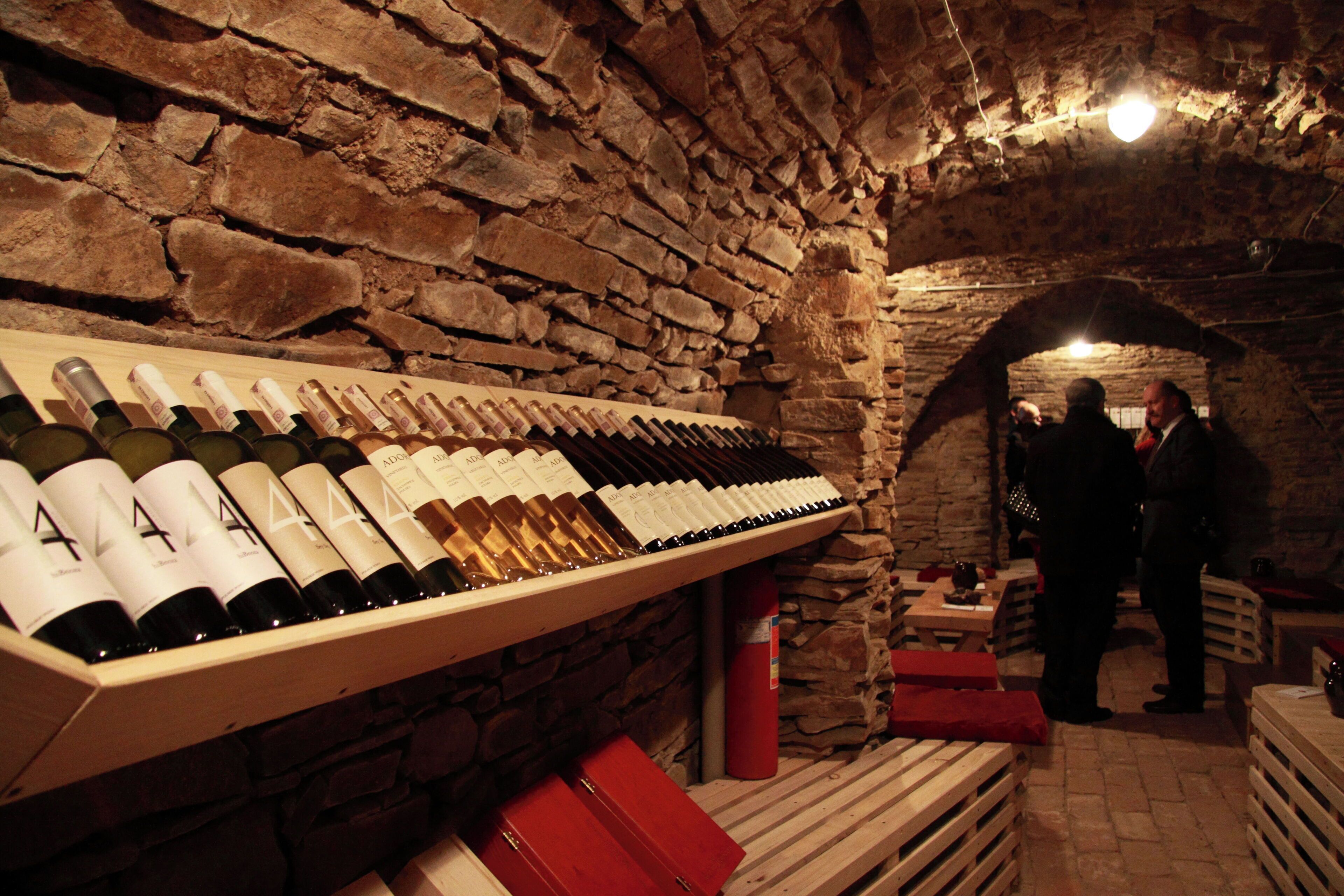 2 restaurants, breakfast, lunch, dinner served; regional cuisine