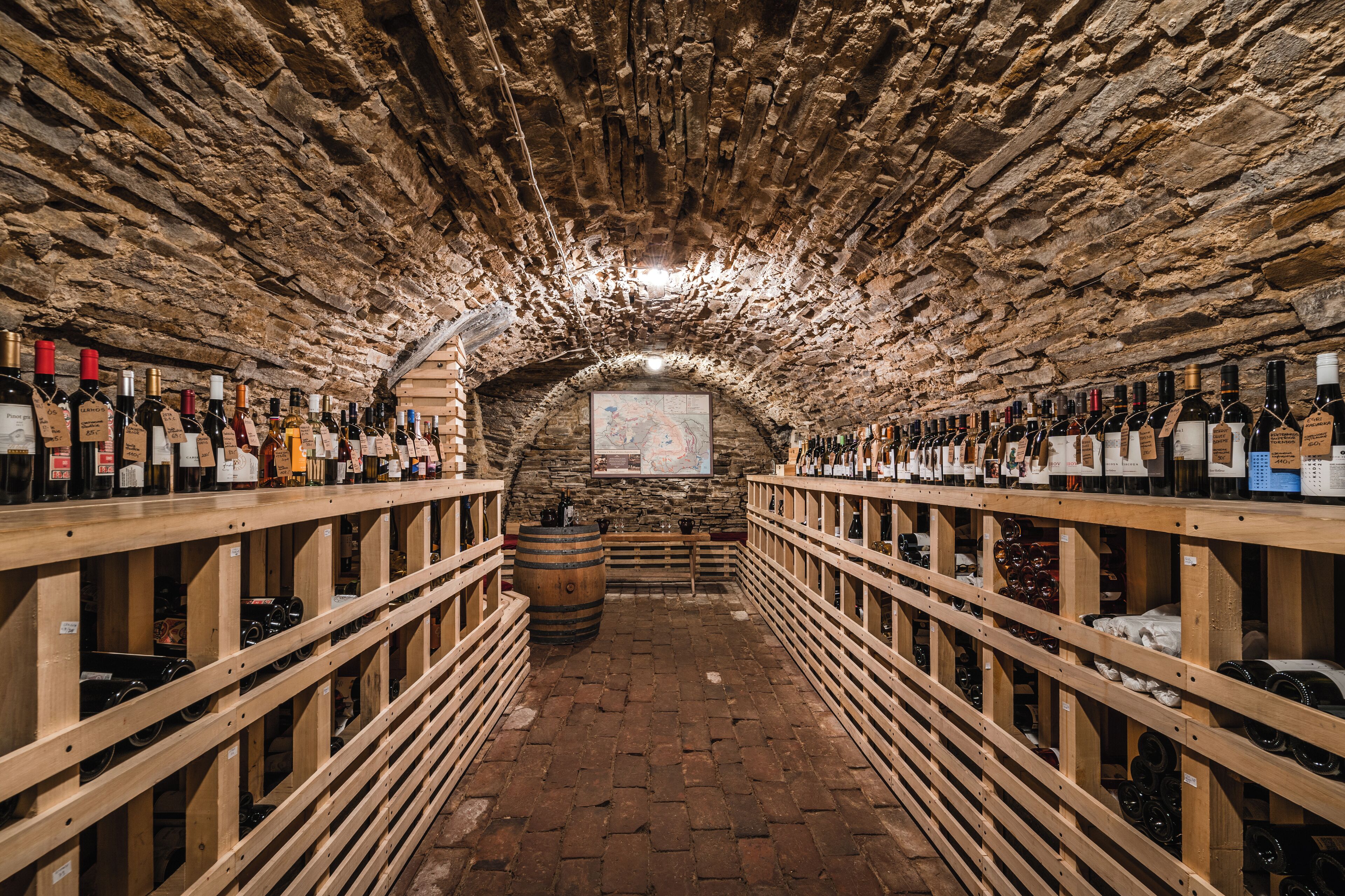 2 restaurants, breakfast, lunch, dinner served; Regional cuisine 