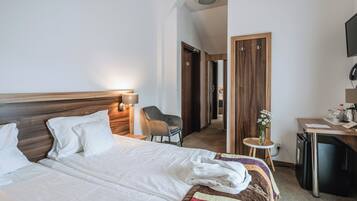 Classic Double or Twin Room (nocleg dla 2 osób) | Down comforters, individually decorated, desk, laptop workspace