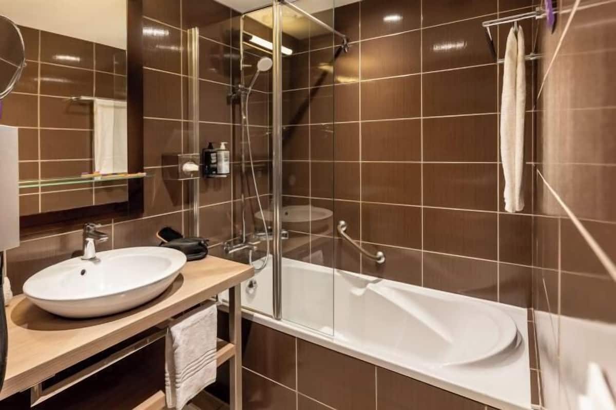 Baño | Artículos de higiene personal ecológicos, secador de pelo y toallas