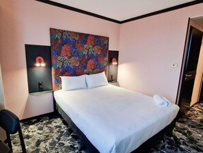 Habitación estándar, 1 cama matrimonial | Ropa de cama de alta calidad y caja de seguridad en la habitación 