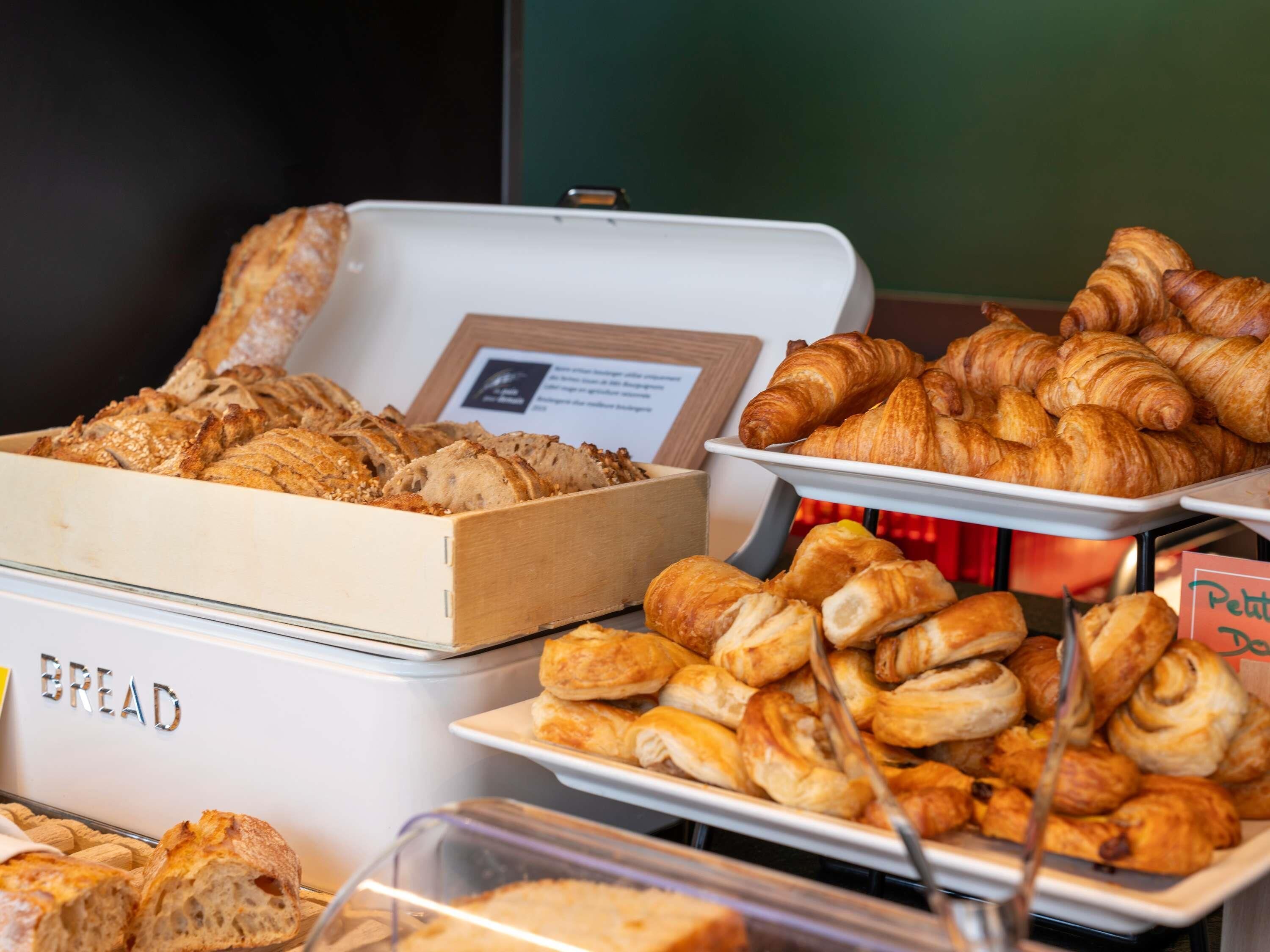 free daily breakfast