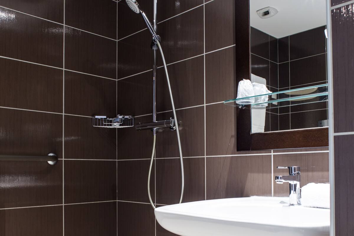 eco-friendly toiletries, hair dryer, towels