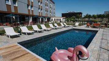 季节性开放的室外游泳池