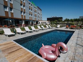 Una piscina al aire libre de temporada