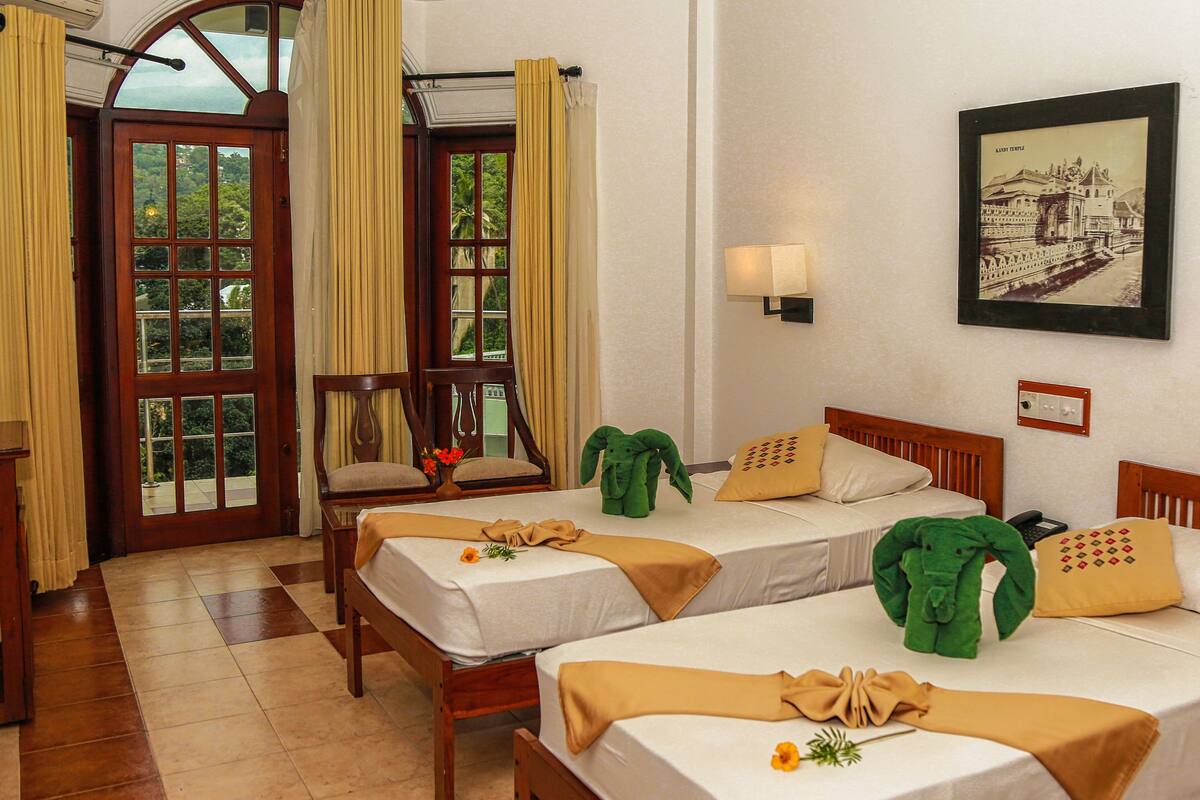 Deluxe Room | Minibar, in-room safe, desk, rollaway beds
