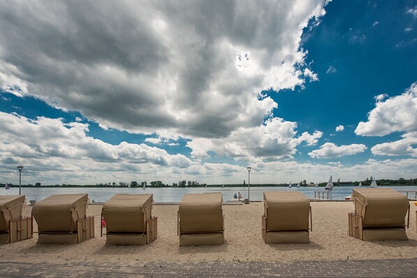 Aan een privéstrand, zeilen, vissen