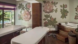 A wellness center with treatment tables, a massage chair, and a hot tub. - Hotel Warszawianka (Serock)