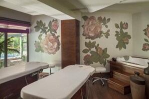 A wellness center with treatment tables, a massage chair, and a hot tub. - Hotel Warszawianka (Serock)