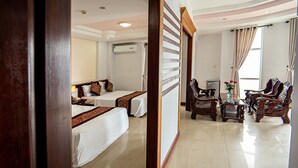 Family Triple Room | Minibar, desk, blackout curtains, soundproofing