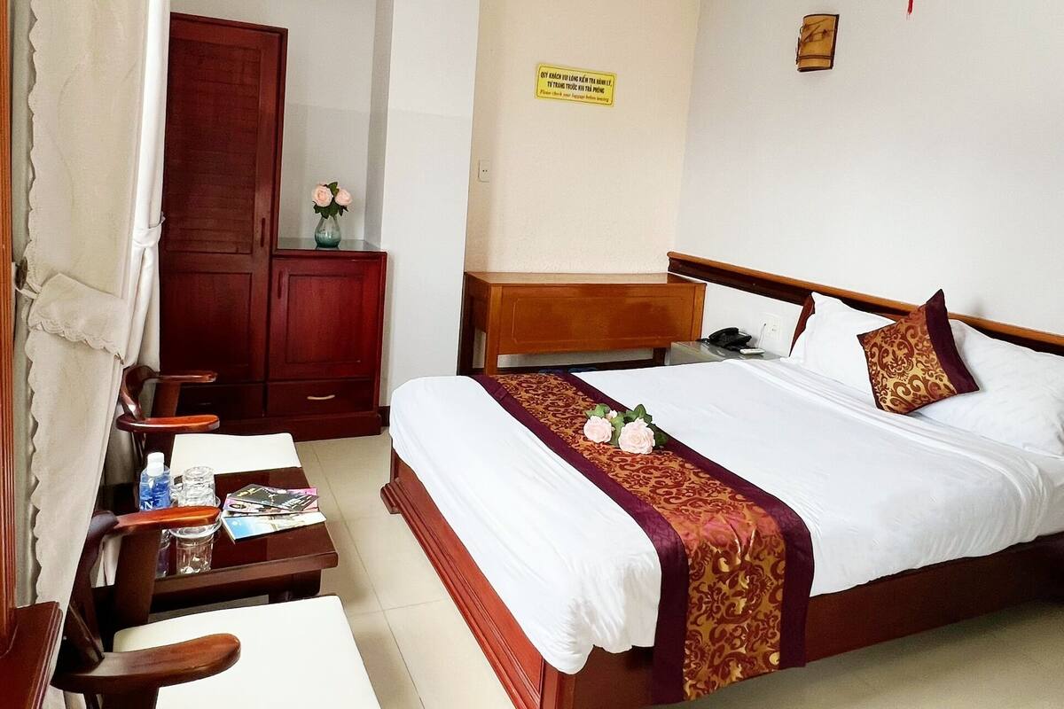 Superior Double Room | Minibar, desk, blackout drapes, soundproofing