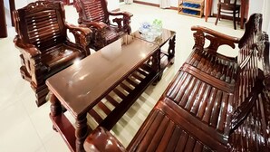 Deluxe Quadruple Room | Living area