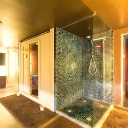 Sauna, hot tub, Turkish bath/hammam, body treatments, aromatherapy