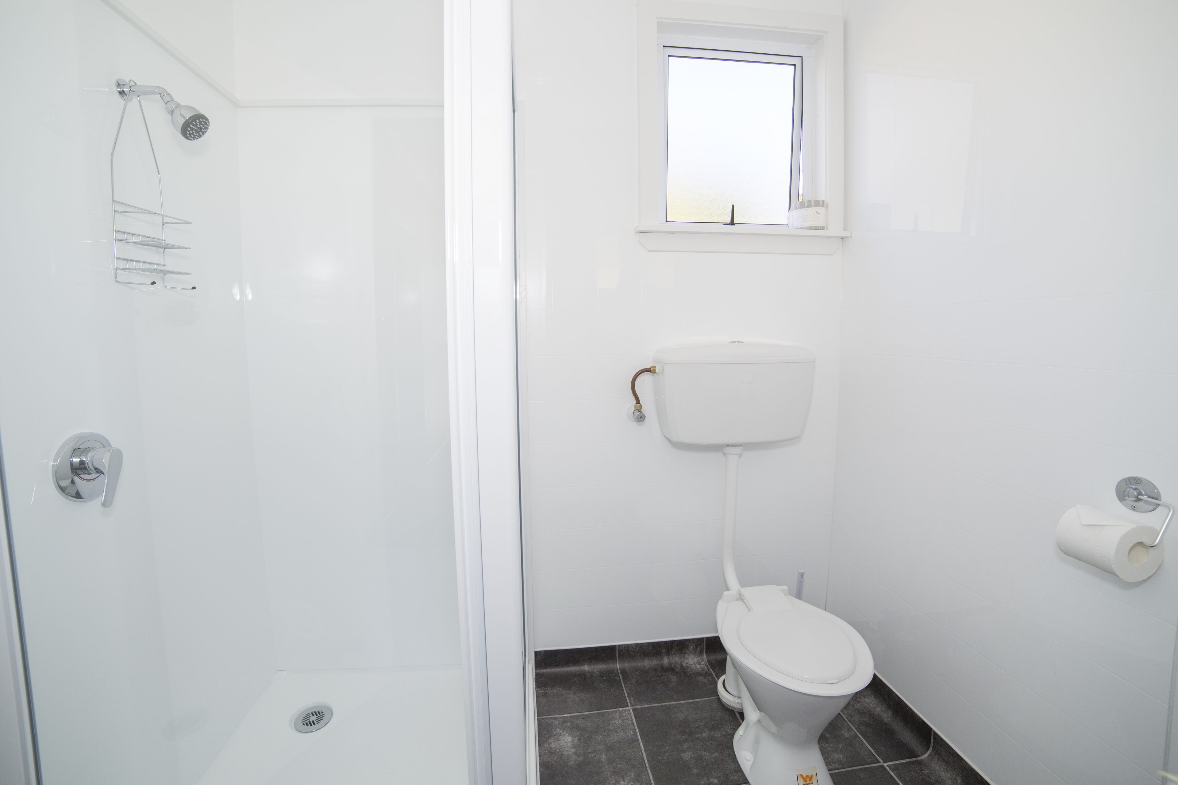 Apartamento, 2 habitaciones (Sleeps Five) | Baño | Ducha, artículos de higiene personal gratuitos y secador de pelo