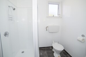 Apartment, 2 Schlafzimmer (Sleeps Five) | Badezimmer | Dusche, kostenlose Toilettenartikel, Haartrockner, Handtücher