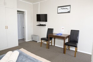 Studio | Essbereich im Zimmer