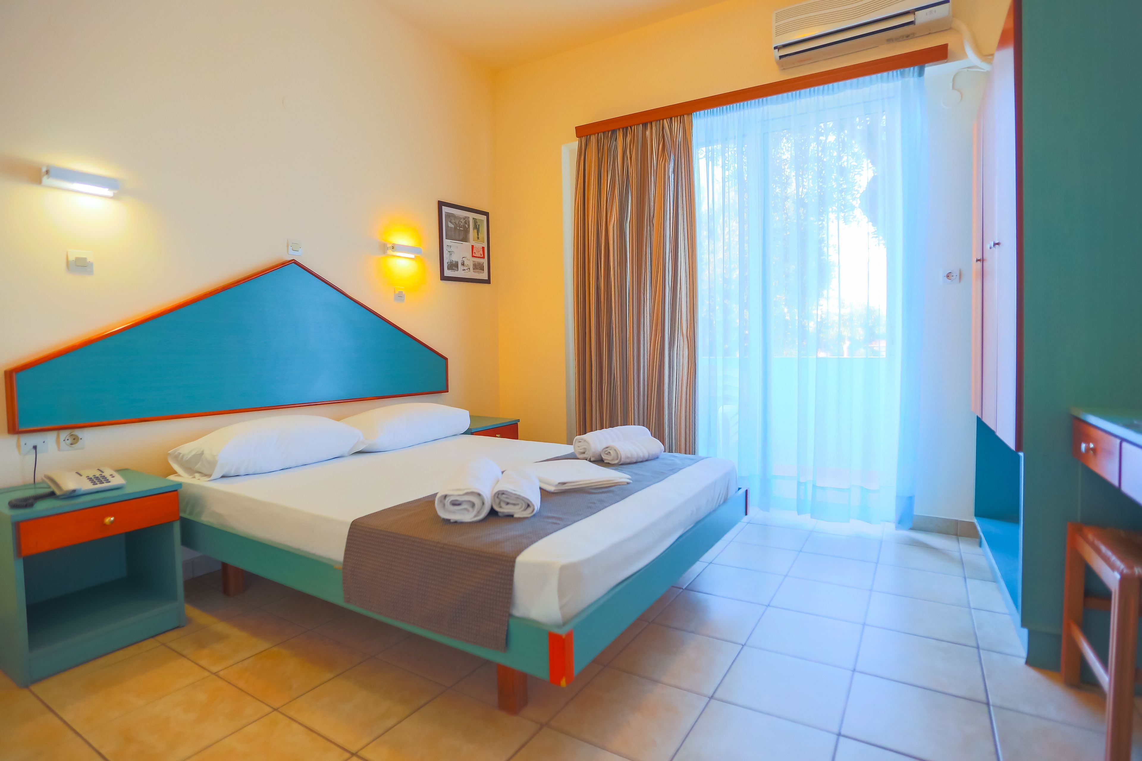 Studio (for 2) | Bureau, rideaux d’obscurcissement, literie fournie