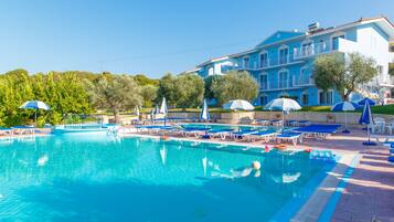 3 piscinas al aire libre, tumbonas