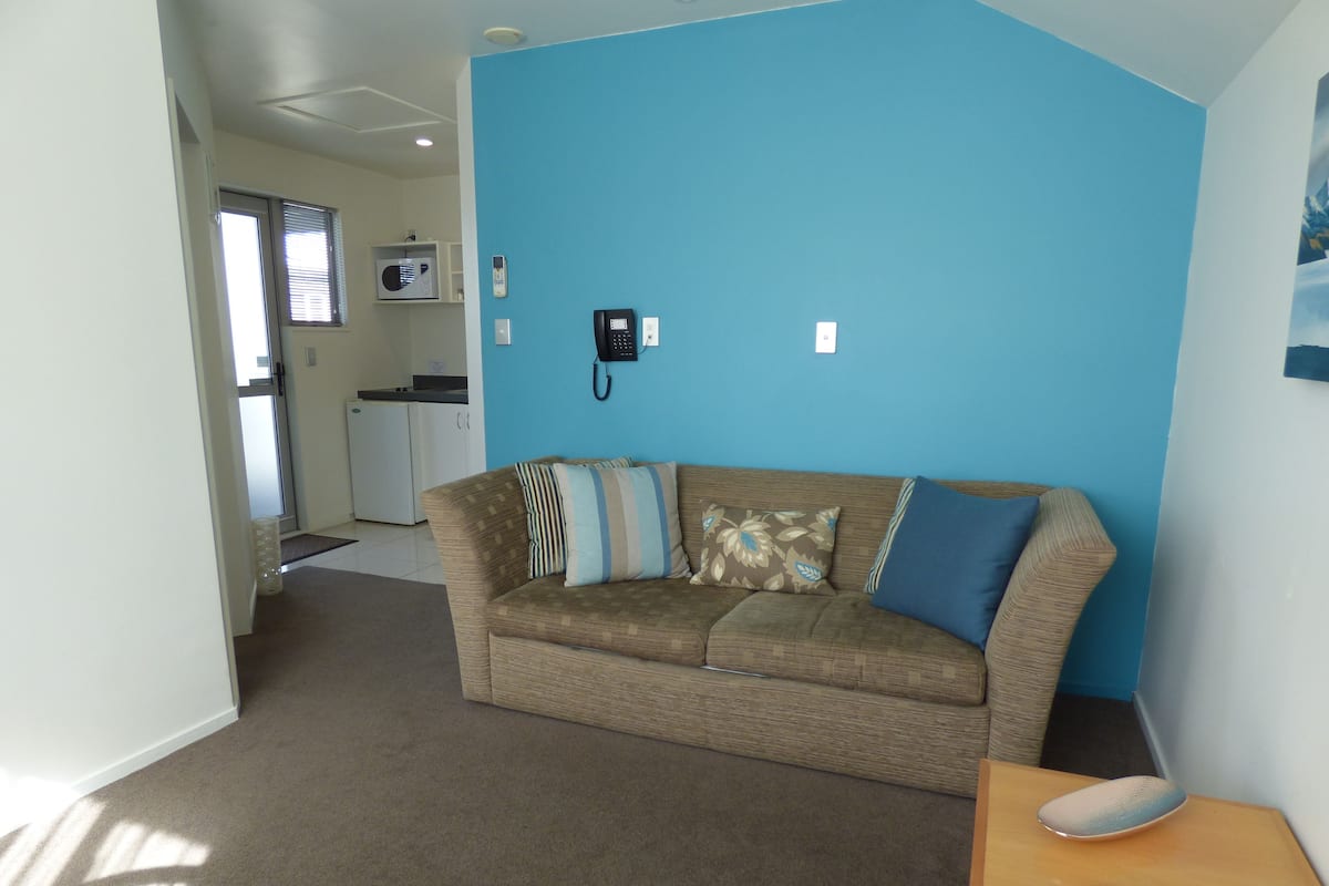Suite, 1 camera da letto, idromassaggio | Area soggiorno | TV LCD 35 pollici con canali satellitari, TV, lettore DVD