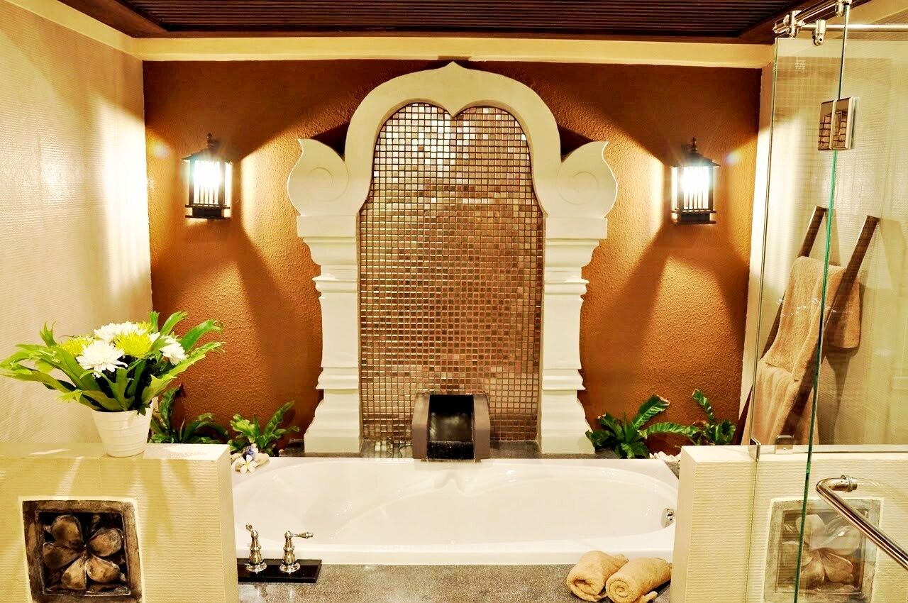 separate bathtub and shower, rainfall showerhead, free toiletries