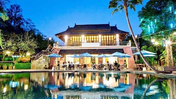 อาหารท้องถิ่นและนานาชาติ, วิวสระว่ายน้ำ
