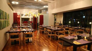 Déjeuner et dßner servis sur place, spécialités Cuisine méditerranéenne