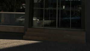 Altus Boutique Hotels moderne facade med store glasruder og et tydeligt skilt over indgangen.