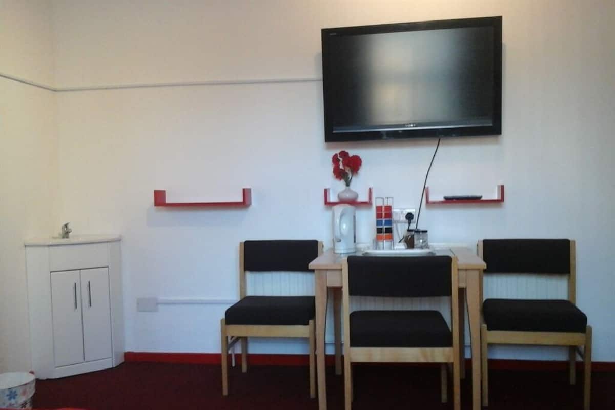 Suite, Shared Bathroom (Room 6)