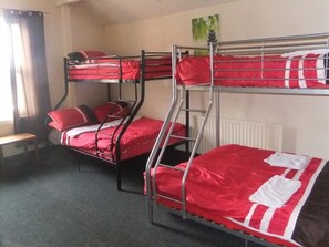 Suite, salle de bains commune (ROOM 7)