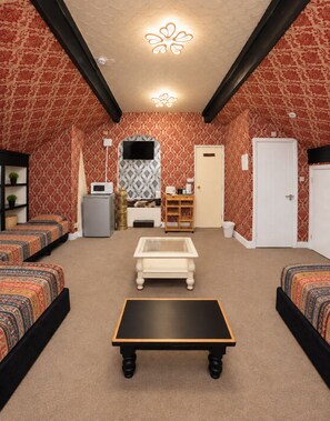 Basic Suite, Shared Bathroom (ROOM 7) - Heavenly Nights Guest House (Sheffield)