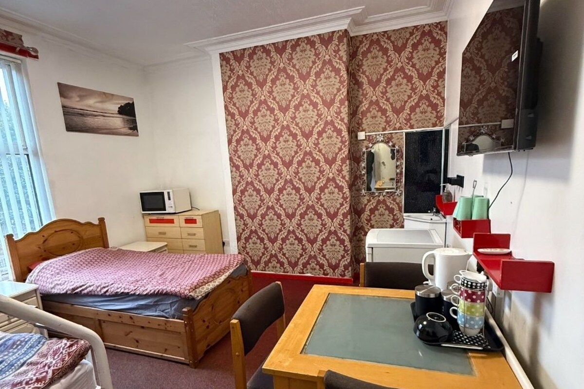 Suite, delt bad (Room 6)