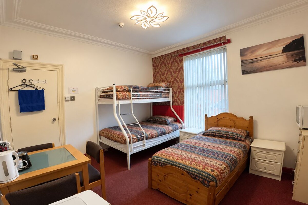 Suite, Shared Bathroom (Room 6)