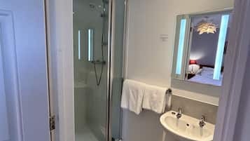 Double En-suite pet free | Bathroom | Free toiletries