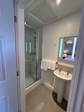 1 Doppelbett, Nichtraucher | Badezimmer | Kostenlose Toilettenartikel
