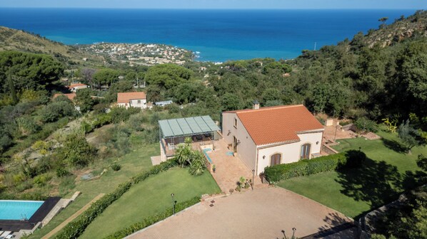 A residential property with a swimming pool, a garden, and a view of the sea. - B&B Le Ginestre (Cefalù)