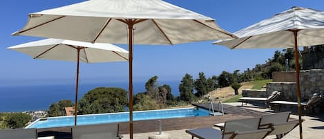 Piscine extérieure (ouverte en saison), parasols de plage