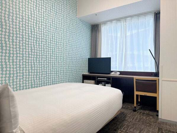 غرفة مزدوجة عادية - لغير المدخنين (Semi Double Room) | ألحفة محشوة بالريش وخزنة داخل الغرفة ومكتب ومساحة عمل للكمبيوتر المحمول