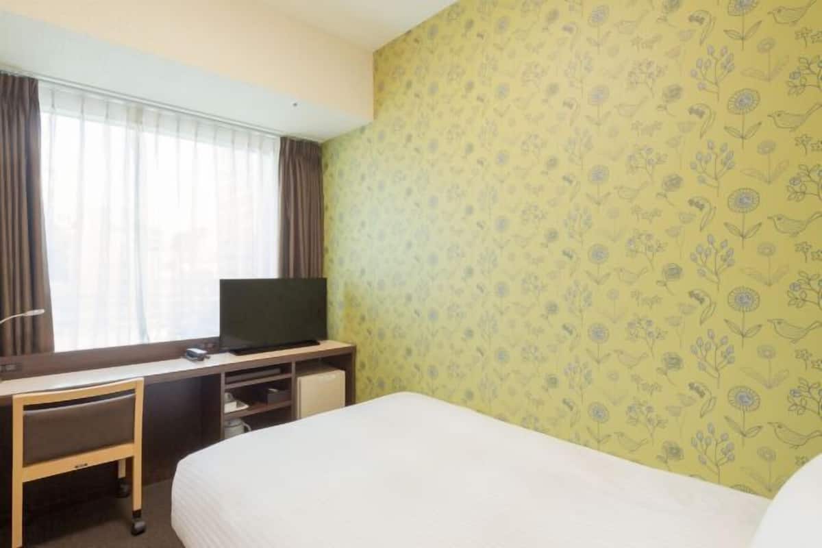 In-room safe, desk, laptop workspace, soundproofing
