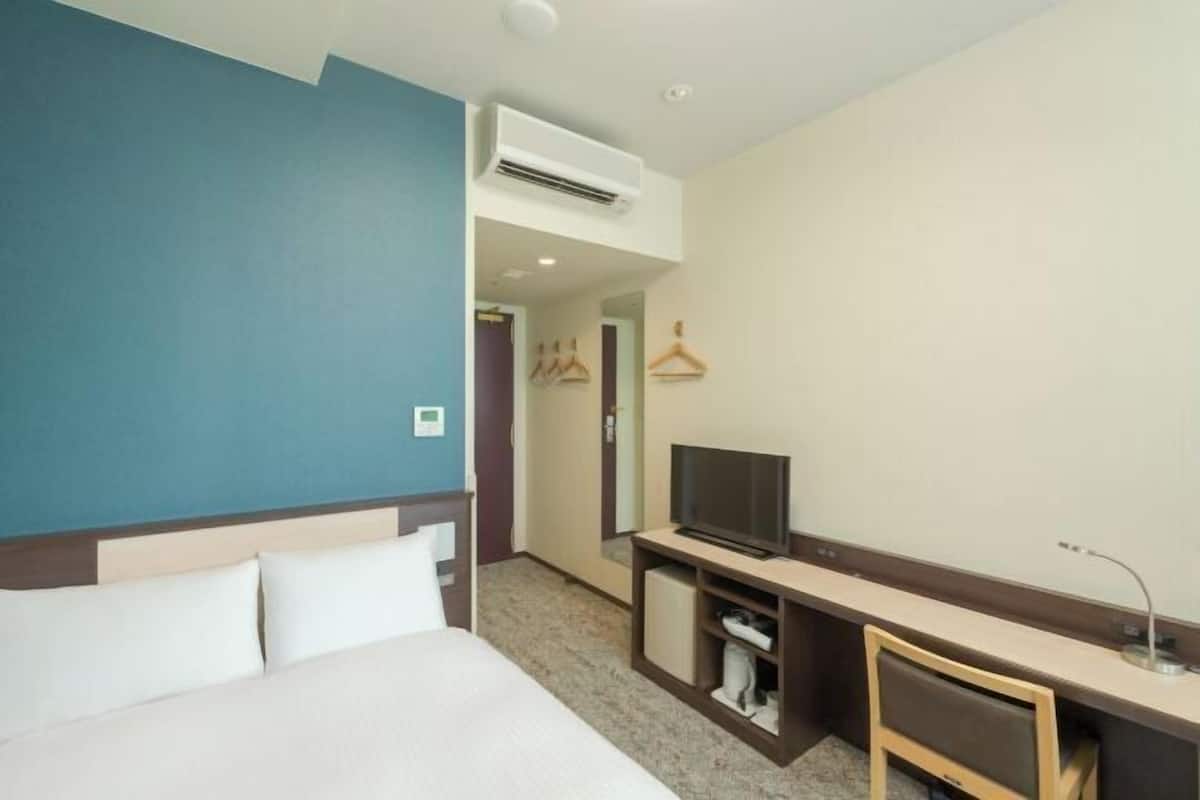 In-room safe, desk, laptop workspace, soundproofing