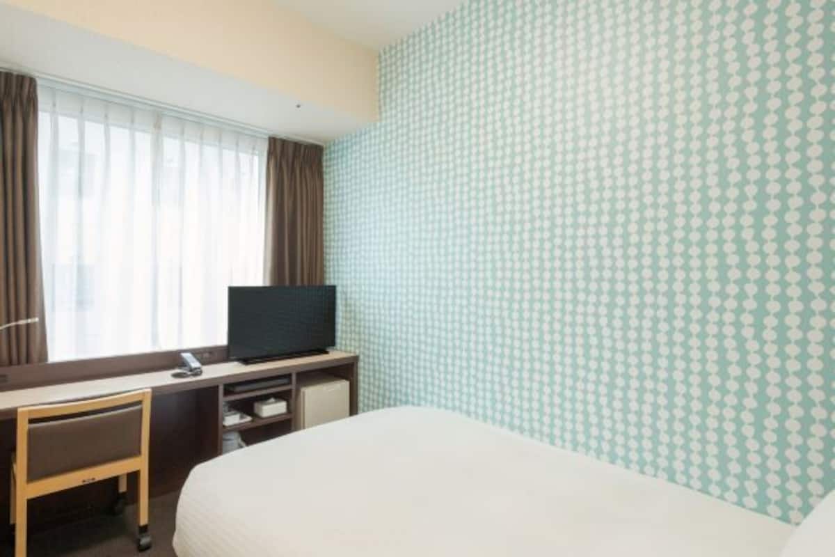 In-room safe, desk, laptop workspace, soundproofing