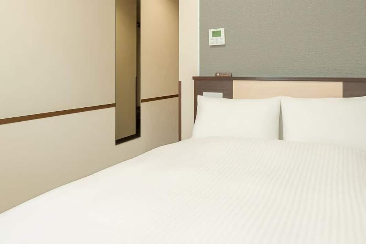 In-room safe, desk, laptop workspace, soundproofing