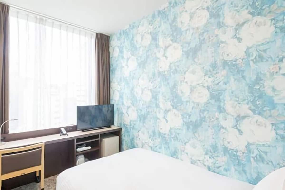 In-room safe, desk, laptop workspace, soundproofing