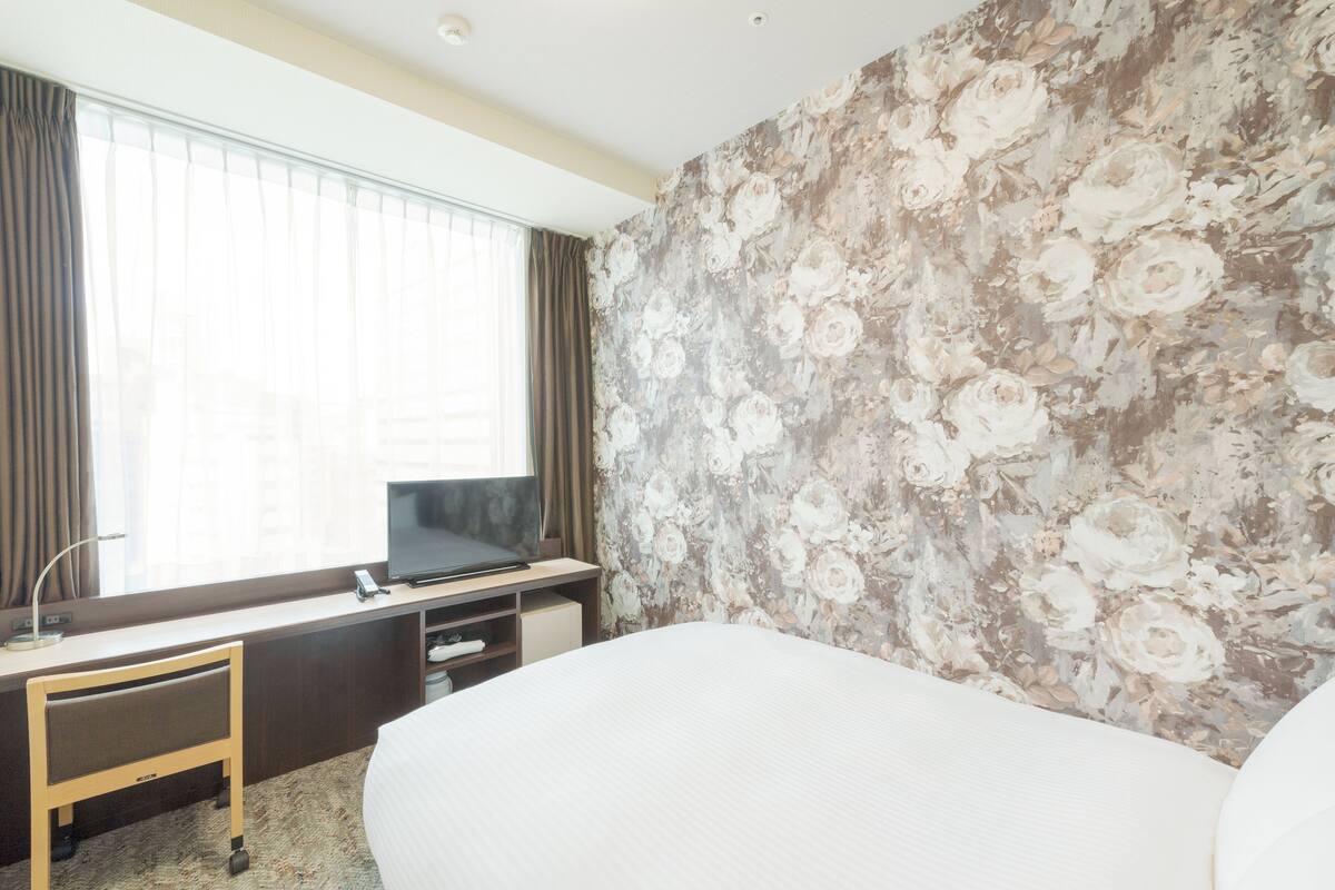 Economy Double Room, Non Smoking (Rose Floor) | In-room safe, desk, laptop workspace, soundproofing