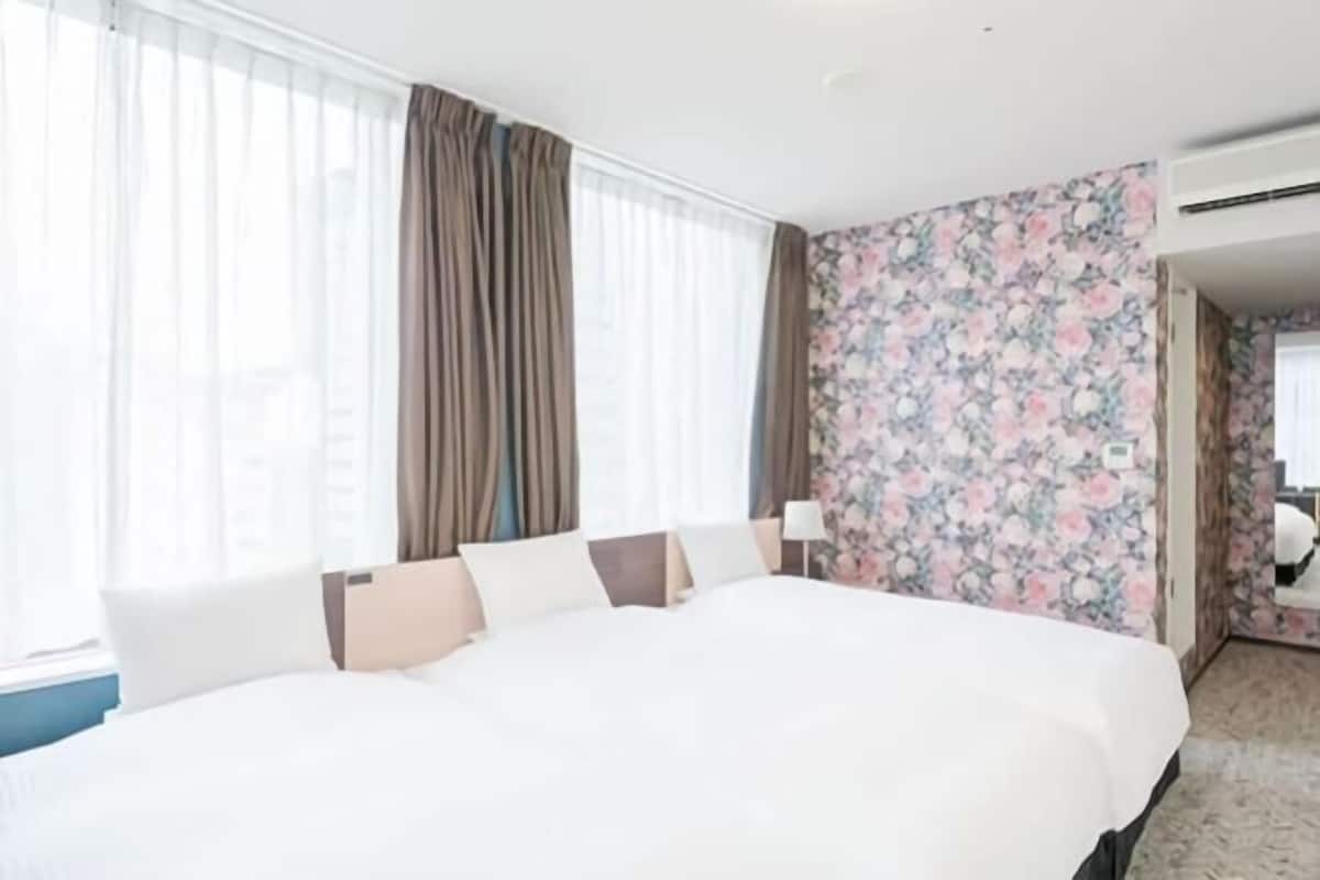 In-room safe, desk, laptop workspace, soundproofing