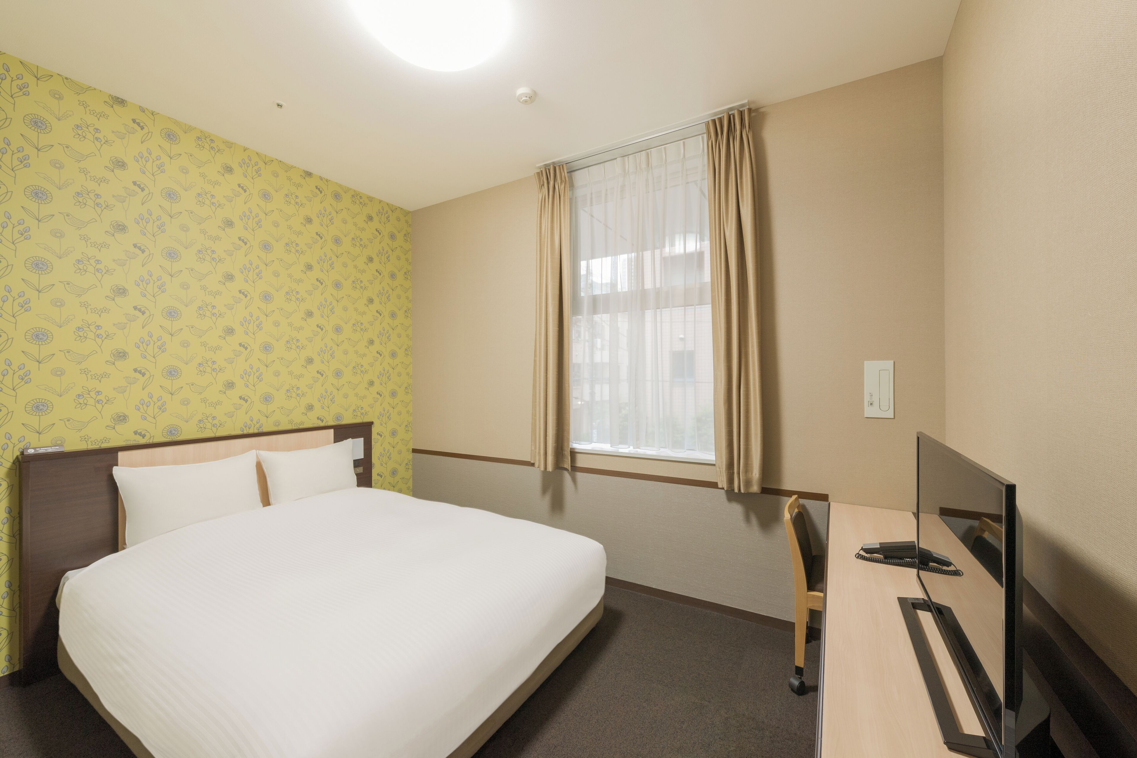 King Bed Room ,Non Smoking | In-room safe, desk, laptop workspace, soundproofing