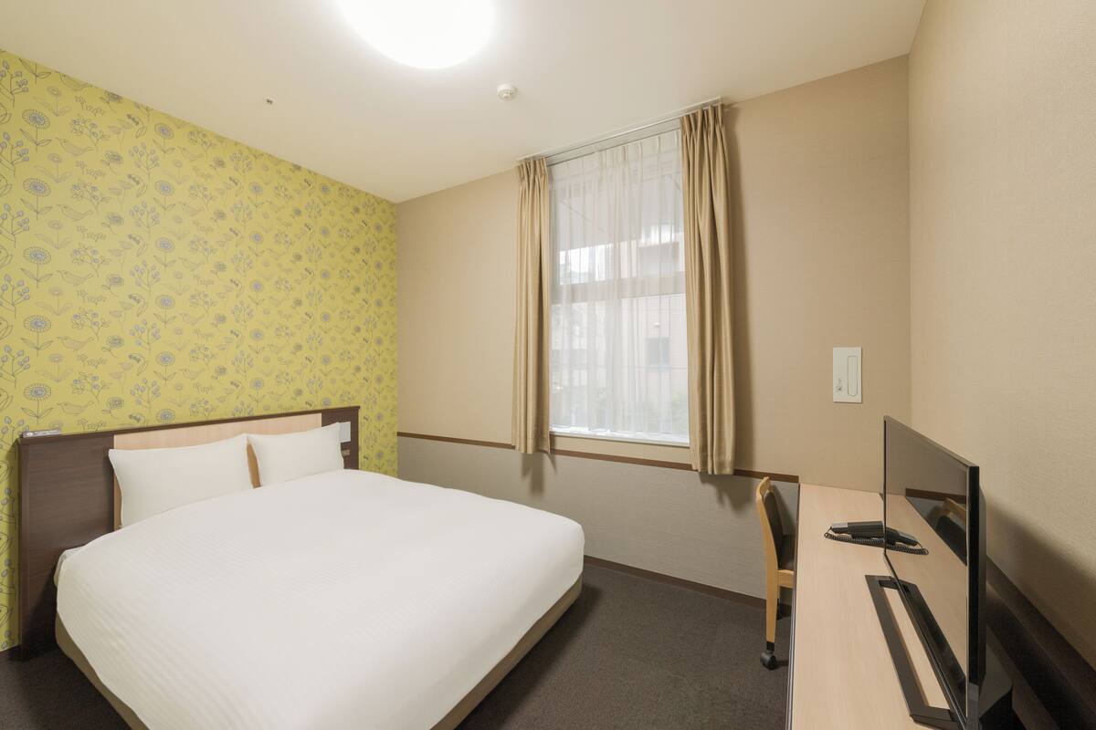 King Bed Room ,Non Smoking | In-room safe, desk, laptop workspace, soundproofing