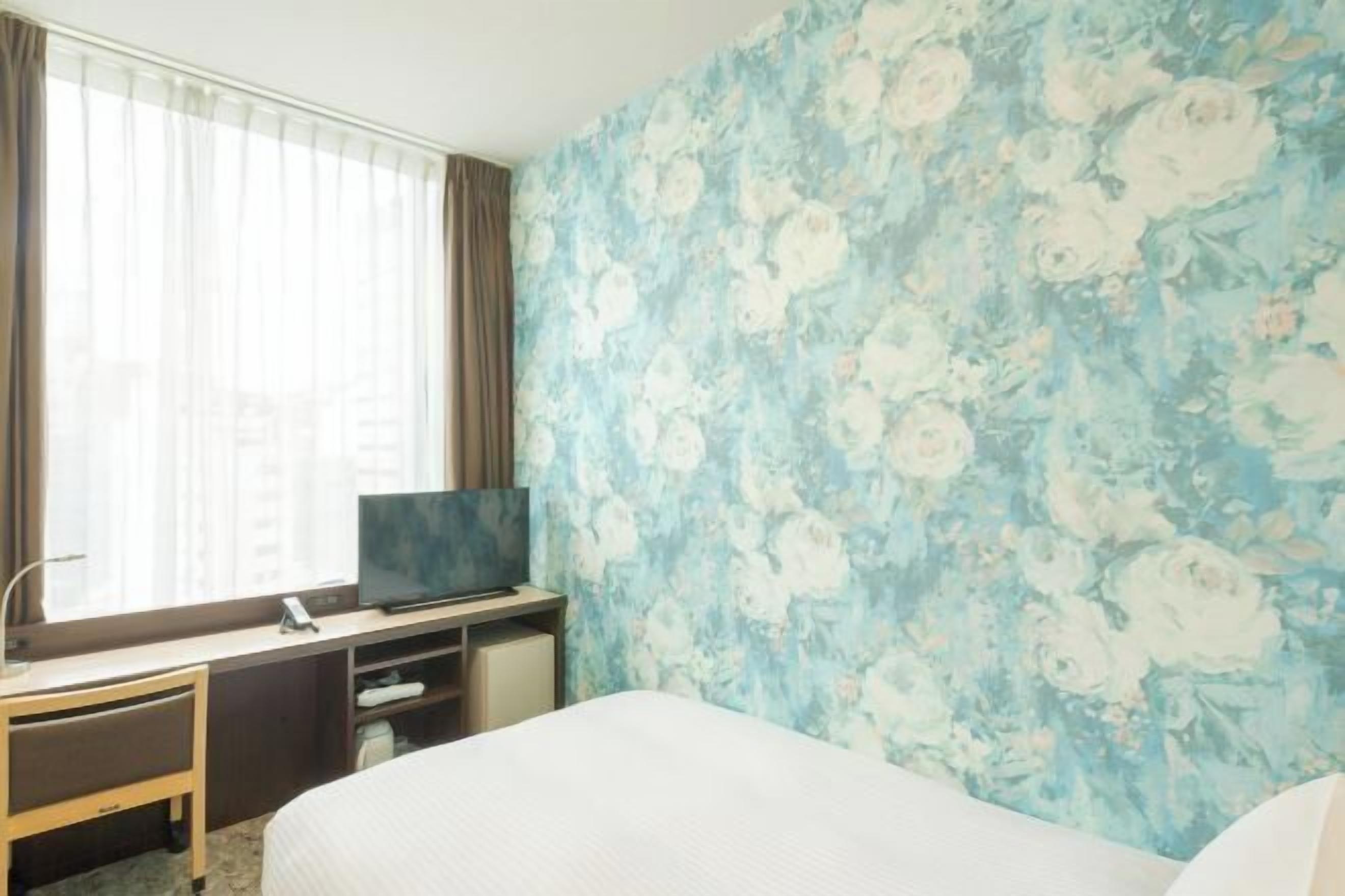 In-room safe, desk, laptop workspace, soundproofing