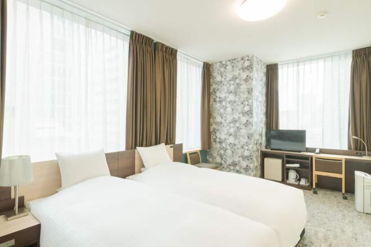 In-room safe, desk, laptop workspace, soundproofing